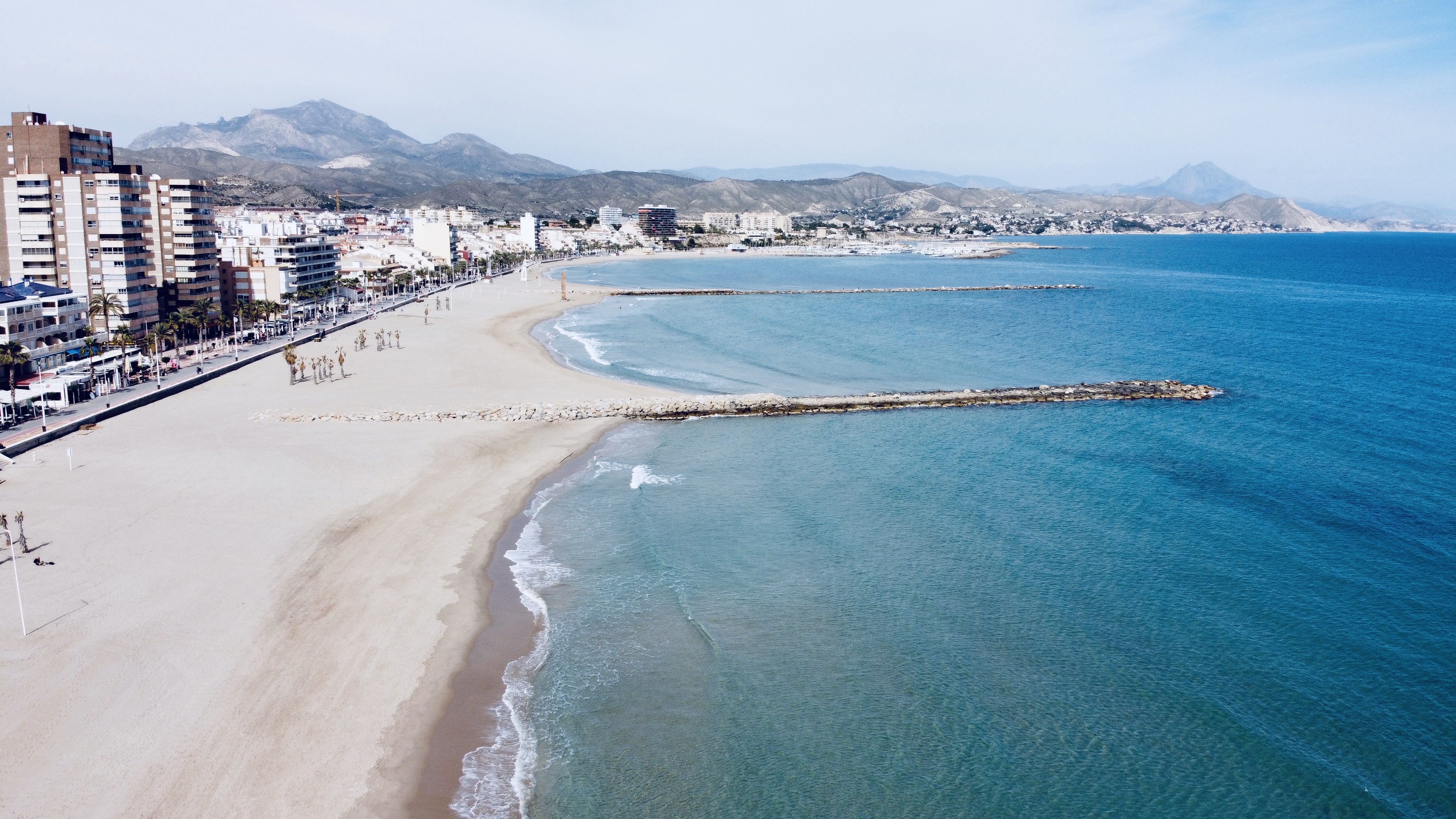 Playa Carrer la Mar, paseo marítimo y mar en El Campello