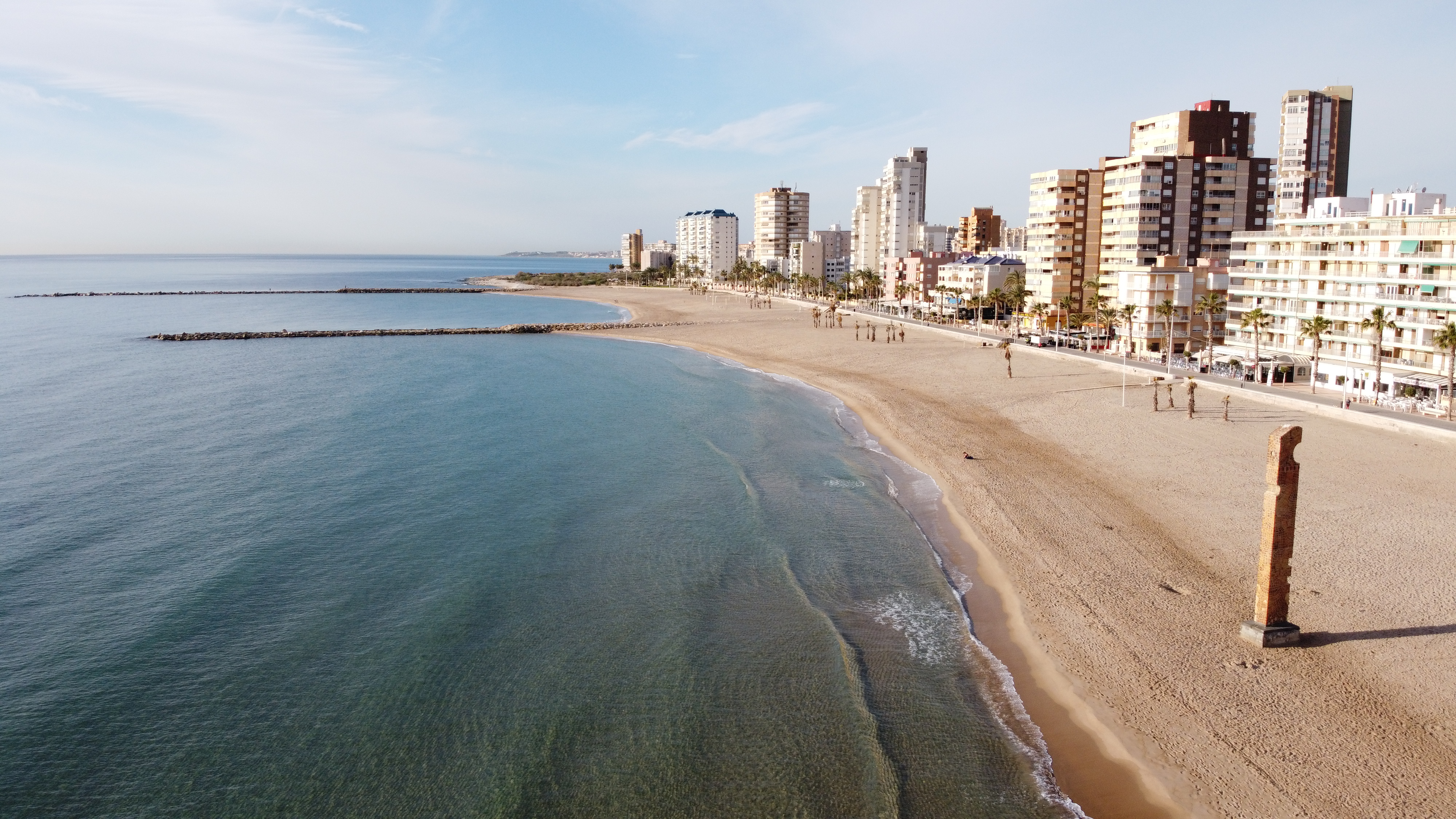 Playa Carrer la Mar y primera línea de El Campello vistas desde el aire