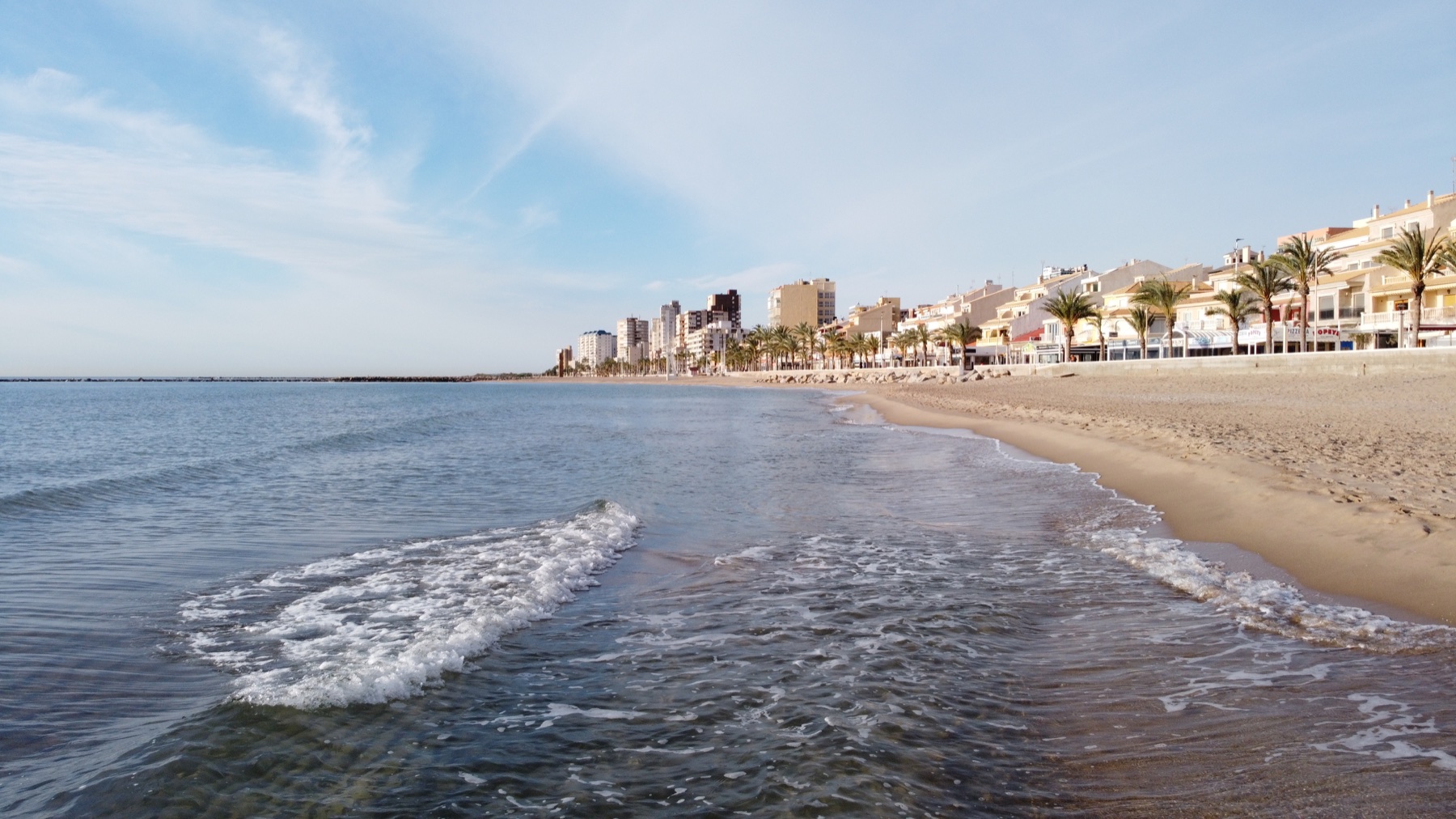 Orilla y paseo marítimo de la playa Carrer la Mar en El Campello