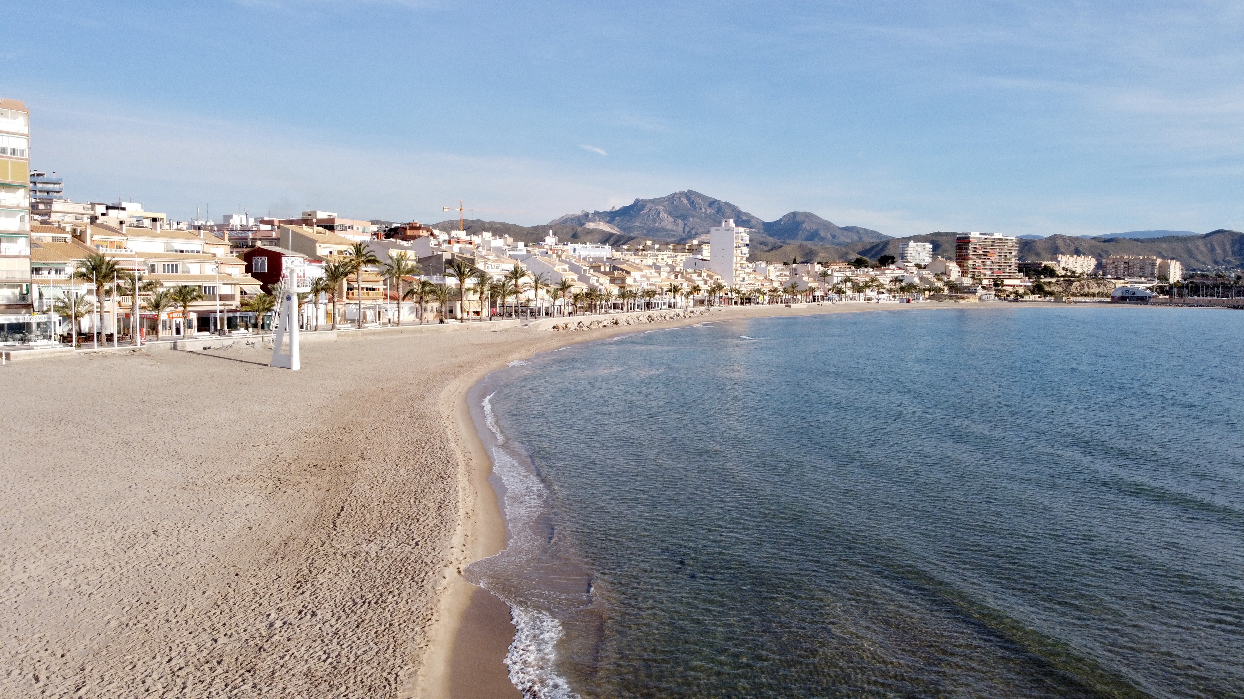 Playa Carrer la Mar y la bahía de El Campello vista desde el aire