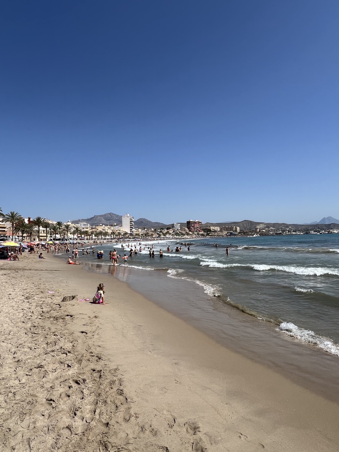 La línea de Carrer la Mar en verano — Playa Campello