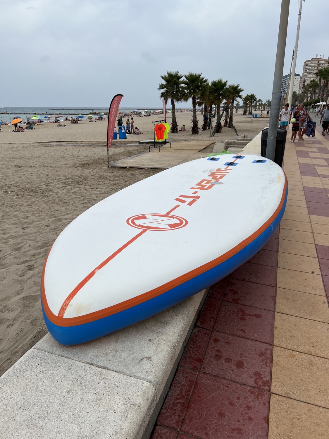 La tabla SUP espera su momento — Playa Campello