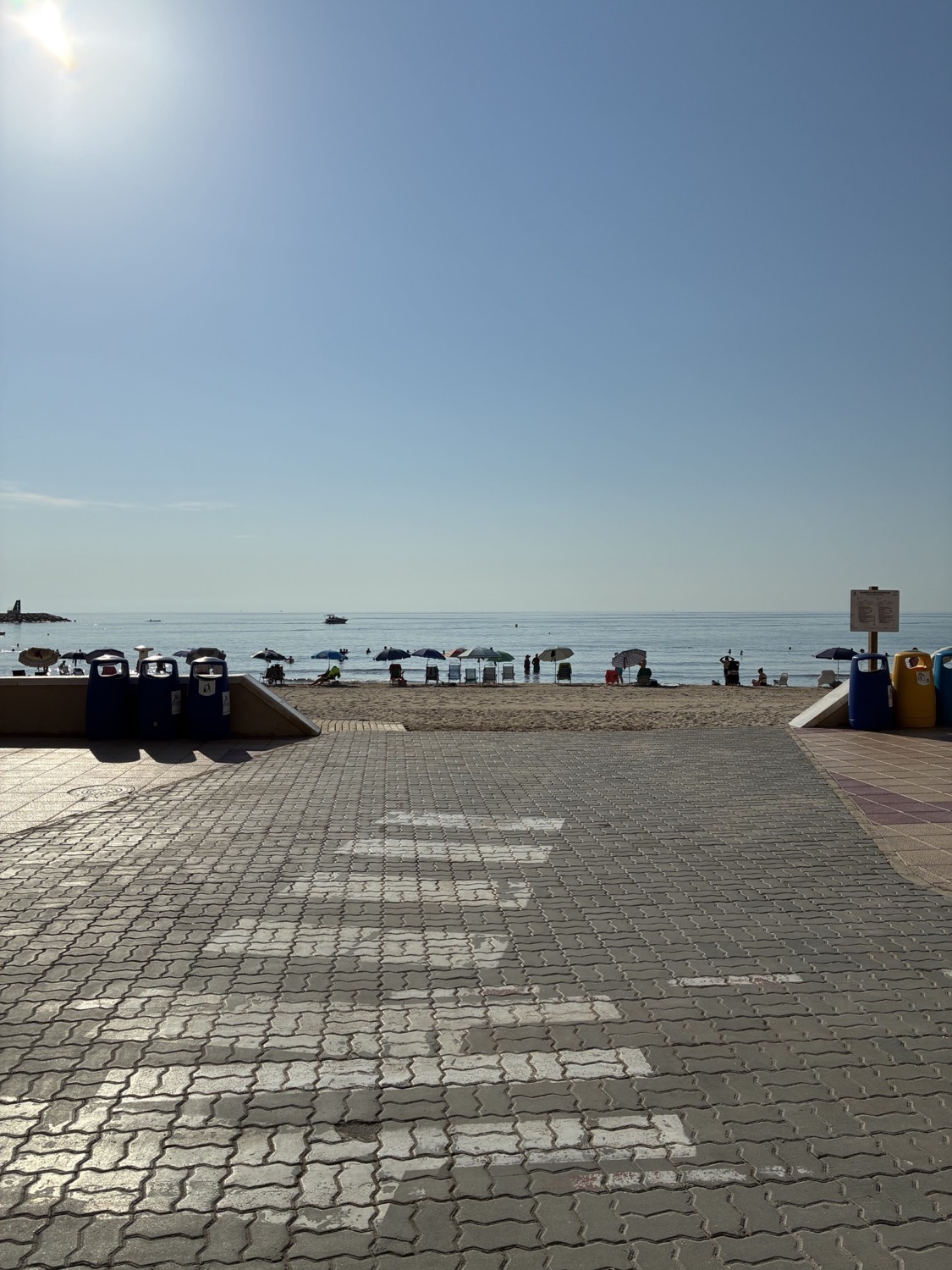 La mañana empieza junto al agua — Playa Campello