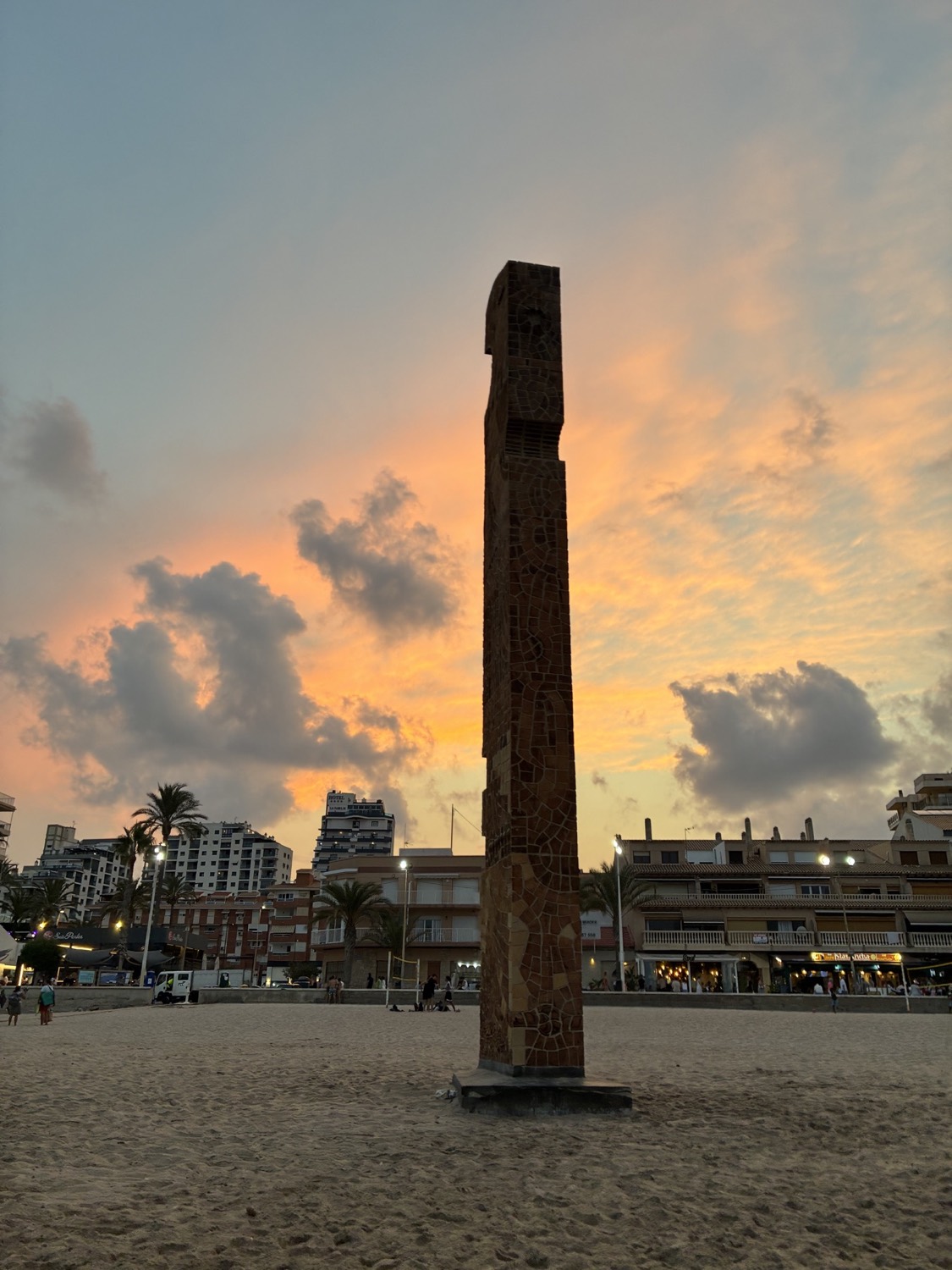 Escultura y cielo — Playa Campello