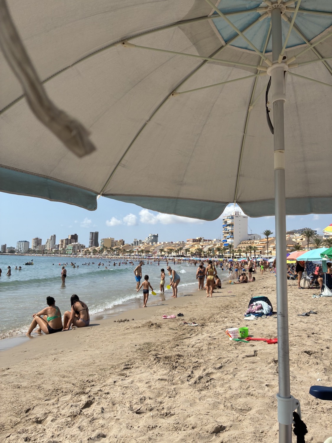 El ritmo estival de Carrer la Mar — Playa Campello