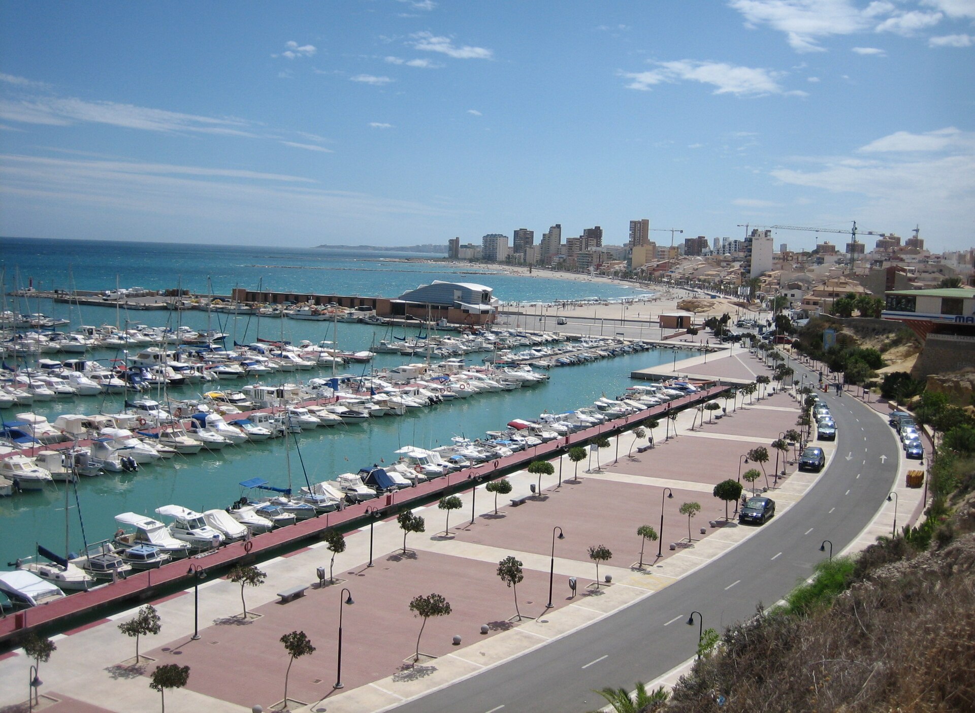 Puerto, paseo marítimo y playa urbana de El Campello